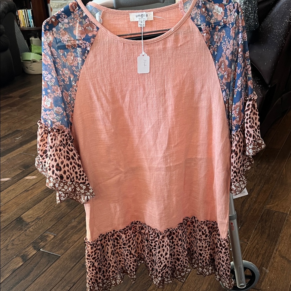 Umgee Women's Top with Floral and Leopard Accents -coral  and Blue C362 😳😳